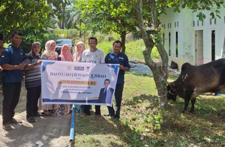 Martin Manurung Bagikan 10 Sapi Kurban di Kawasan Danau Toba